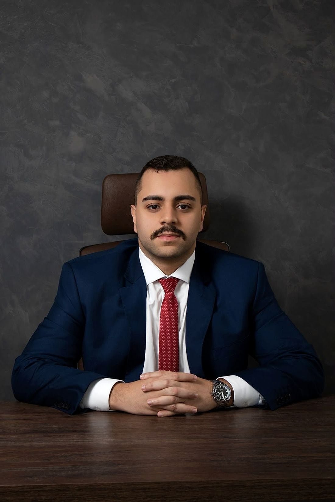 Dr. Guilherme Mesquita em seu escritório